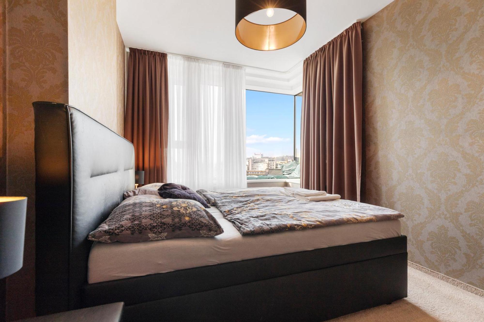 Panorama City Apartment In Downtown Area With Free Parking And Castle View Bratislava Eksteriør billede
