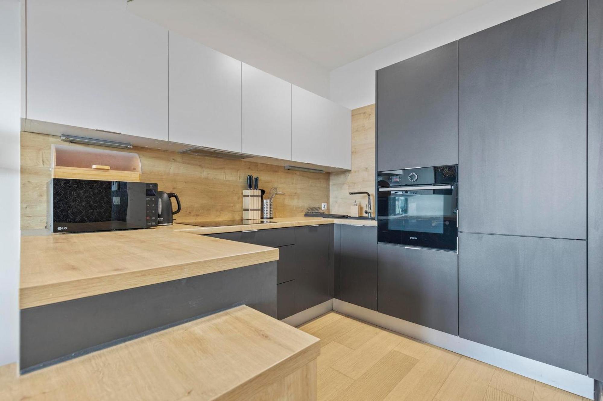 Panorama City Apartment In Downtown Area With Free Parking And Castle View Bratislava Eksteriør billede