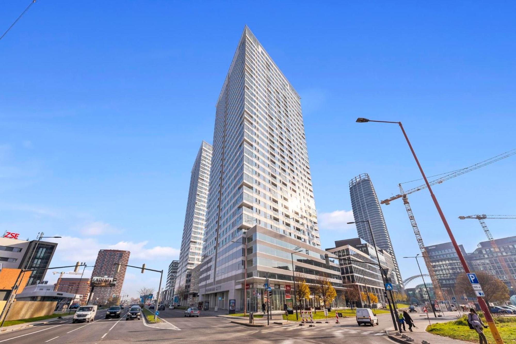 Panorama City Apartment In Downtown Area With Free Parking And Castle View Bratislava Eksteriør billede