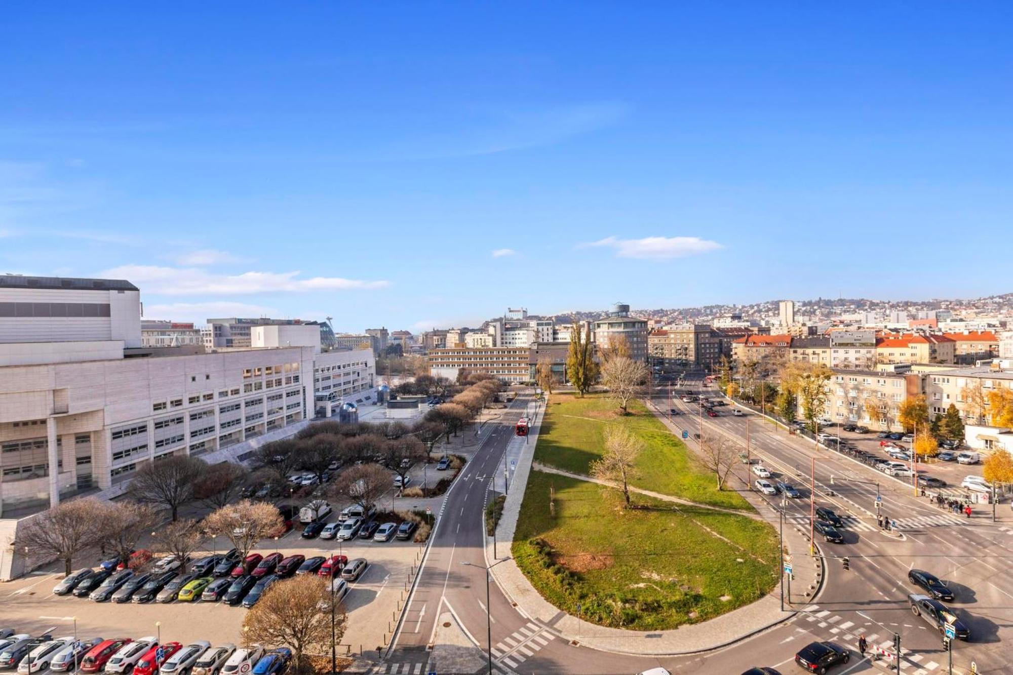 Panorama City Apartment In Downtown Area With Free Parking And Castle View Bratislava Eksteriør billede