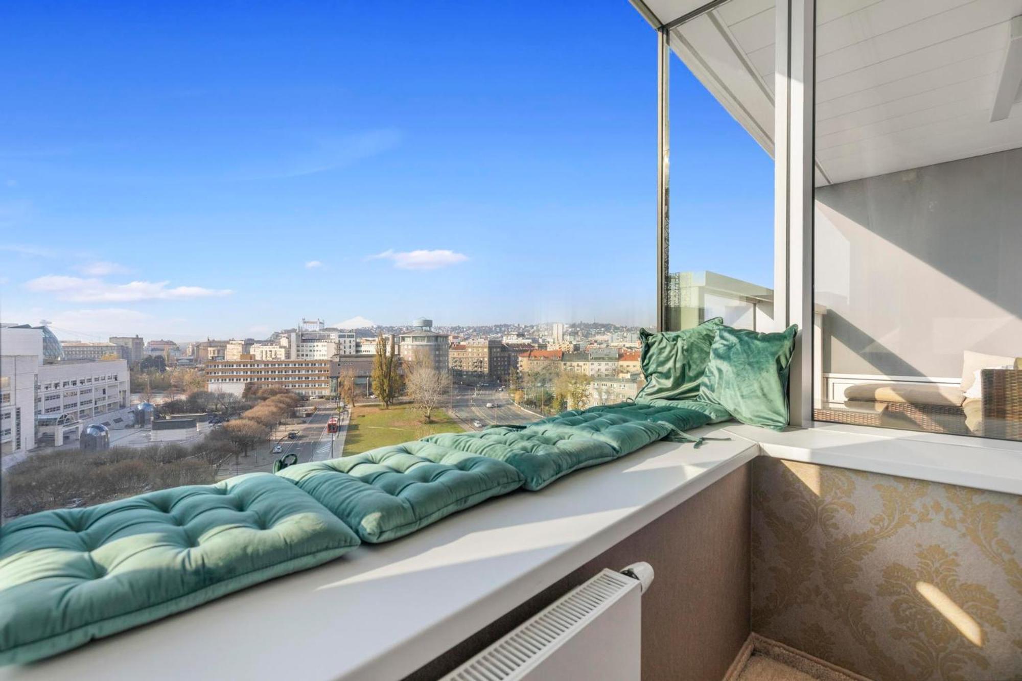 Panorama City Apartment In Downtown Area With Free Parking And Castle View Bratislava Eksteriør billede