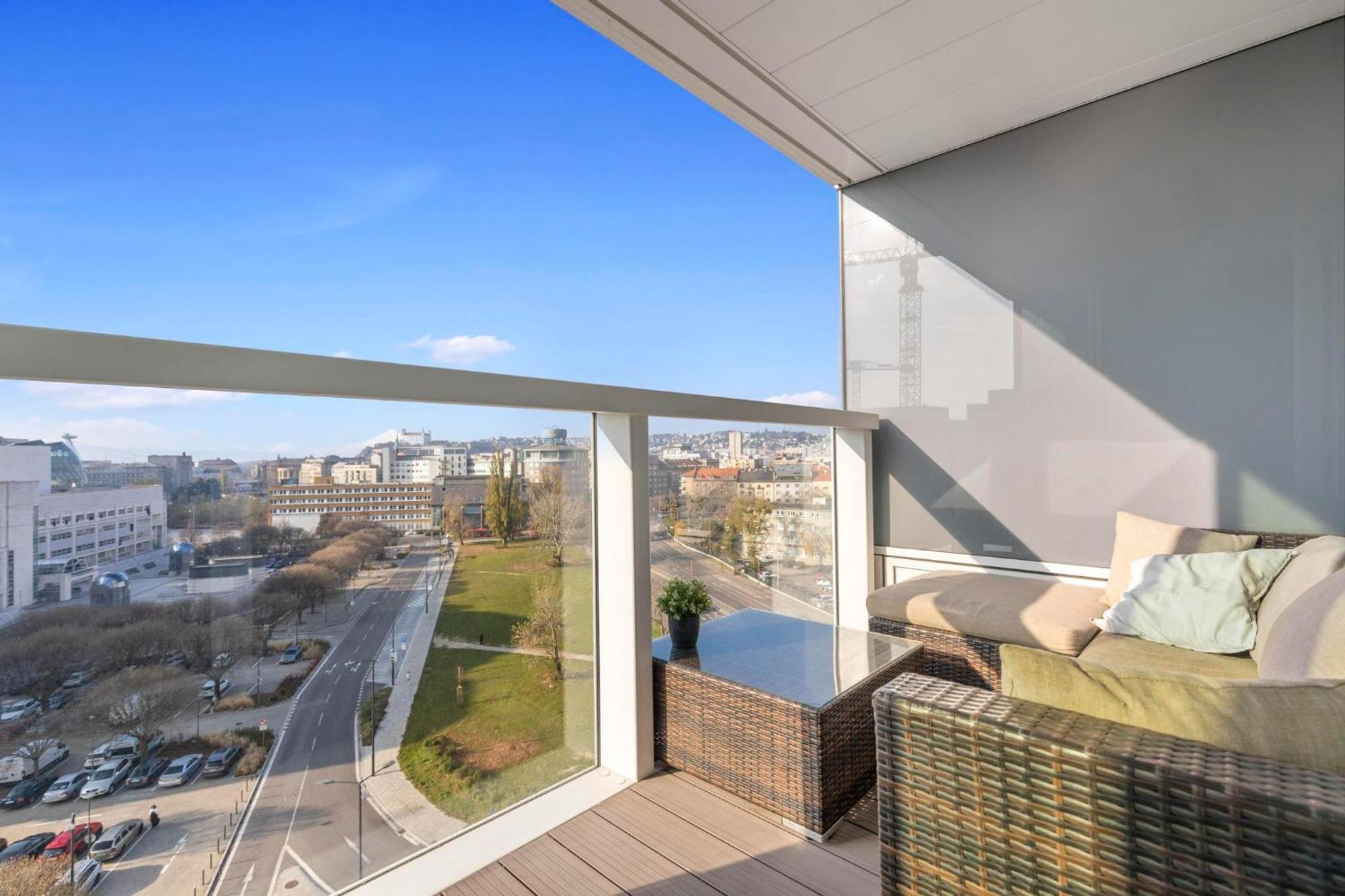 Panorama City Apartment In Downtown Area With Free Parking And Castle View Bratislava Eksteriør billede
