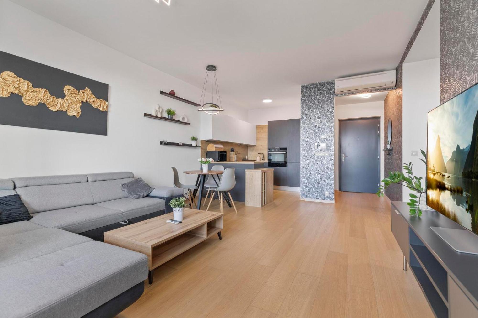 Panorama City Apartment In Downtown Area With Free Parking And Castle View Bratislava Eksteriør billede
